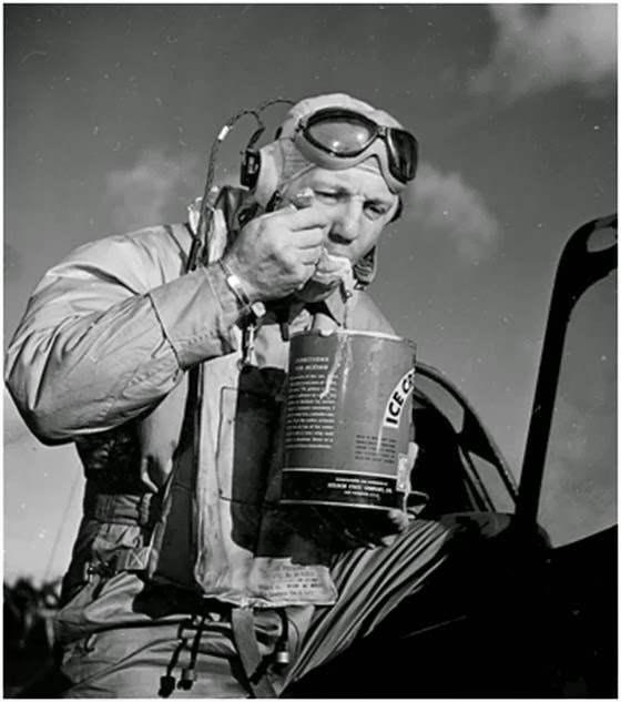 Un piloto saboreando un helado tras volver de una misión (1944) Puede observarse que en la lata de helado deshidratado aparecen las instrucciones de mezcla (“Directions for mixing”)